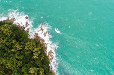 Tropikal deniz adası doğa manzarasında hava manzaralı deniz sahili dalgaları