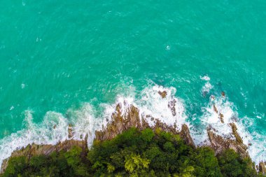 Tropikal deniz adası doğa manzarasında hava manzaralı deniz sahili dalgaları