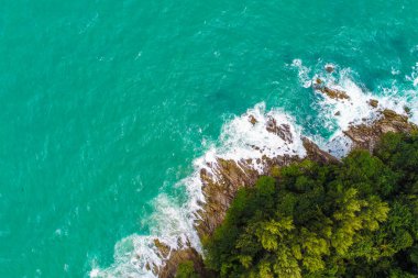 Tropikal deniz adası doğa manzarasında hava manzaralı deniz sahili dalgaları