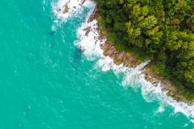 Tropikal deniz adası doğa manzarasında hava manzaralı deniz sahili dalgaları