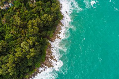 Tropikal deniz adası doğa manzarasında hava manzaralı deniz sahili dalgaları