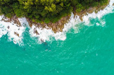 Tropikal deniz adası doğa manzarasında hava manzaralı deniz sahili dalgaları