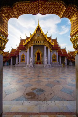 Altın pagoda ile mermer Buda tapınağı Bangkok şehri Tayland 'ı geziyor. 