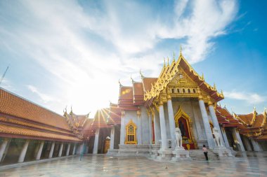 Altın pagoda ile mermer Buda tapınağı Bangkok şehri Tayland 'ı geziyor. 