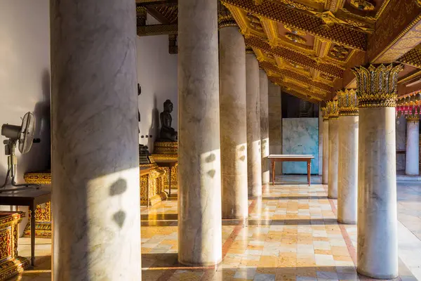 Altın pagoda ile mermer Buda tapınağı Bangkok şehri Tayland 'ı geziyor. 