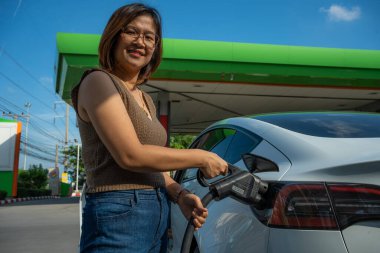 Akıllı iş kadını her istasyonda sürdürülebilir enerji harcıyor.