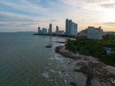 Hava manzaralı Pattaya şehir otelleri binalar güneş doğarken Tayland 'da deniz kenarı manzaralı.