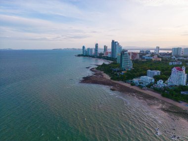 Hava manzaralı Pattaya şehir otelleri binalar güneş doğarken Tayland 'da deniz kenarı manzaralı.