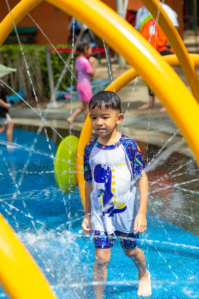Feliz Niño Niña Disfrutando Salpicaduras Agua Aire Libre Parque Acuático Imagen De Stock