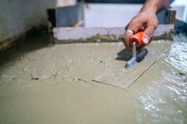 Mekanik adam beton döşeme döşeme, bina yenileme.