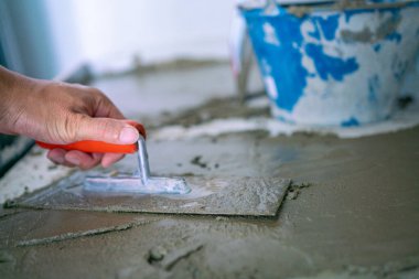 Mekanik adam beton döşeme döşeme, bina yenileme.