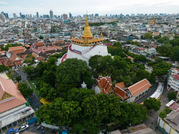 Bangkok 'taki Golden Mount Budist tapınağı. Arka plandaki ofis binaları Tayland manzaralı.