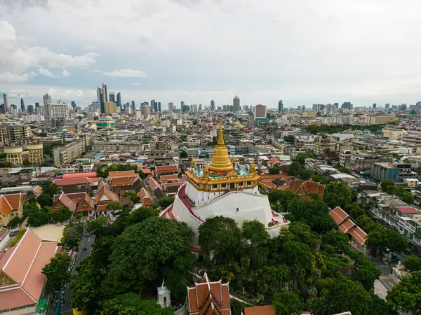 Bangkok 'taki Golden Mount Budist tapınağı. Arka plandaki ofis binaları Tayland manzaralı.