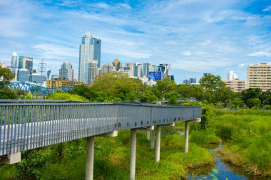 Şehir yeşili orman parkı Benchakitti Yeni tropikal park Ofis binaları Silom şehri Bangkok Tayland