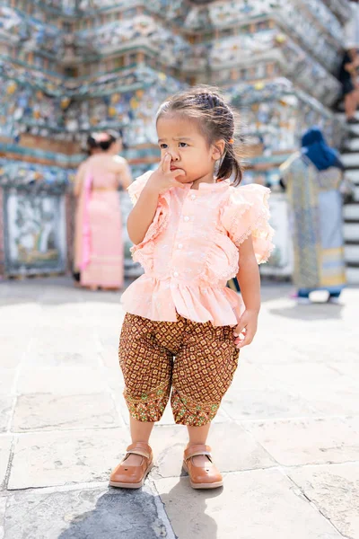 Çok tatlı bir anaokulu kızı Wat Arun 'da Tayland tarzı kostüm giyer Bangkok Tayland' ı gezer.