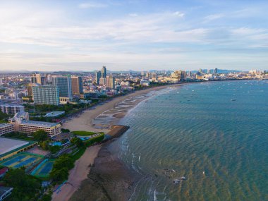 Hava manzaralı Pattaya şehri teknesi ile deniz plajı inşa ediyor. Gün doğumuyla birlikte Tayland 'ı geziyor.