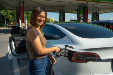 Akıllı iş kadını her istasyonda sürdürülebilir enerji harcıyor.