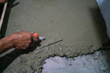 Mekanik adam çimentoyla çalışıyor. 