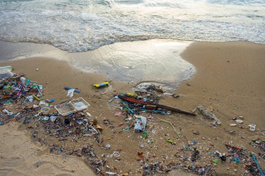 Kumsaldaki plastik çöpler Pattaya Tayland 'da doğa kirliliği yaratıyor.