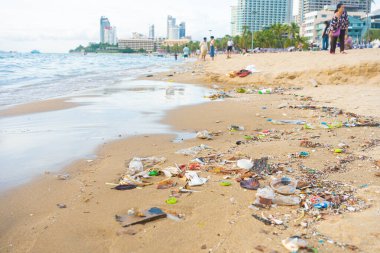 Kumsaldaki plastik çöpler Pattaya Tayland 'da doğa kirliliği yaratıyor.