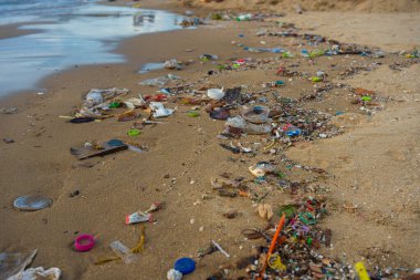 Kumsaldaki plastik çöpler Pattaya Tayland 'da doğa kirliliği yaratıyor.