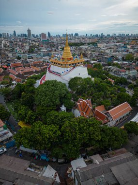 Altın dağ Budist tapınağı Bangkok şehrinde Tayland hava manzaralı