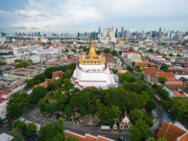 Altın dağ Budist tapınağı Bangkok şehrinde Tayland hava manzaralı