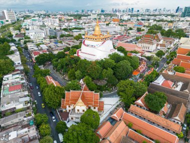 Bangkok 'taki Golden Mount Budist tapınağı. Arka planda ofis binaları, Tayland havadan manzaralı.