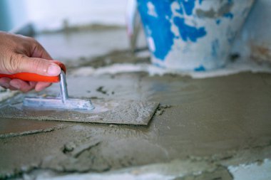 Mekanik adam beton döşeme döşeme, bina yenileme.