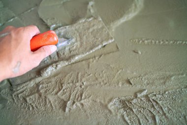 Mekanik adam beton döşeme döşeme, bina yenileme.