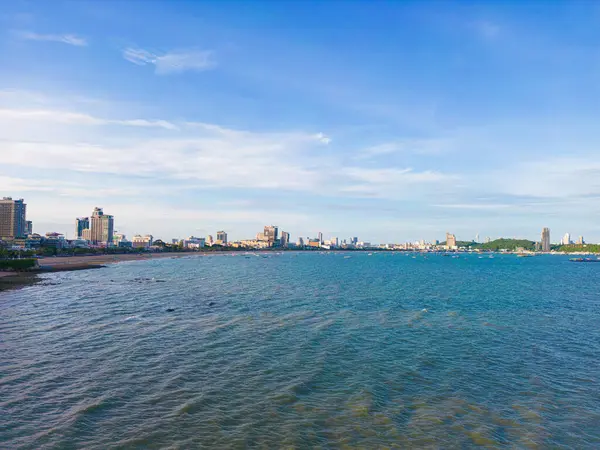 Hava manzaralı Pattaya şehir otelleri binalar güneş doğarken Tayland 'da deniz kenarı manzaralı.