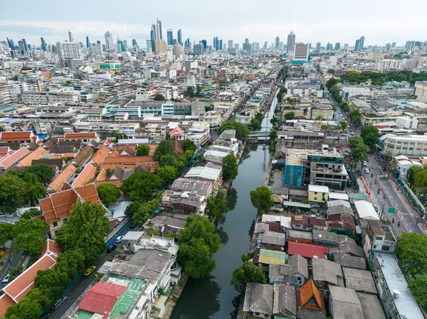 バンコクの近代的なオフィスビルとリバーサイド旧市街村 タイの空中ビュー ロイヤリティフリーのストック画像