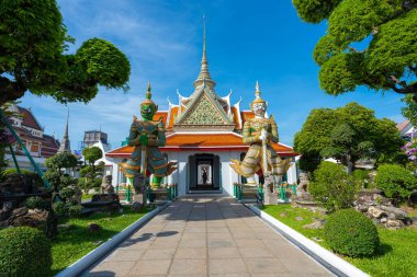 Kapılar, Wat Arun 'daki şeytan muhafızlarıyla birlikte Devlerin heykelleriyle Tarikat Salonu' na. Bangkok, Tayland 'daki ünlü tapınak..