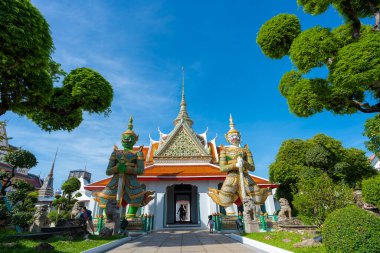 Kapılar, Wat Arun 'daki şeytan muhafızlarıyla birlikte Devlerin heykelleriyle Tarikat Salonu' na. Bangkok, Tayland 'daki ünlü tapınak..