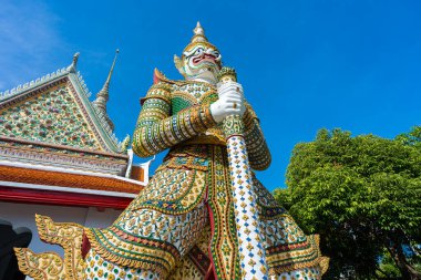 Kapılar, Wat Arun 'daki şeytan muhafızlarıyla birlikte Devlerin heykelleriyle Tarikat Salonu' na. Bangkok, Tayland 'daki ünlü tapınak..