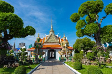 Kapılar, Wat Arun 'daki şeytan muhafızlarıyla birlikte Devlerin heykelleriyle Tarikat Salonu' na. Bangkok, Tayland 'daki ünlü tapınak..