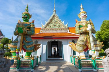 Kapılar, Wat Arun 'daki şeytan muhafızlarıyla birlikte Devlerin heykelleriyle Tarikat Salonu' na. Bangkok, Tayland 'daki ünlü tapınak..