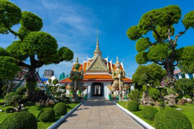 Kapılar, Wat Arun 'daki şeytan muhafızlarıyla birlikte Devlerin heykelleriyle Tarikat Salonu' na. Bangkok, Tayland 'daki ünlü tapınak..