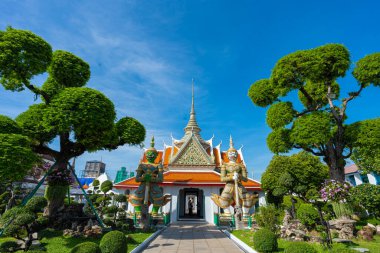 Kapılar, Wat Arun 'daki şeytan muhafızlarıyla birlikte Devlerin heykelleriyle Tarikat Salonu' na. Bangkok, Tayland 'daki ünlü tapınak..