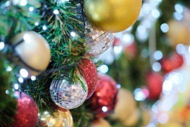 Bulanık bokeh arkaplanlı Noel balosu ağacı fotokopi alanı mutlu noeller