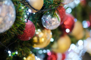 Bulanık bokeh arkaplanlı Noel balosu ağacı fotokopi alanı mutlu noeller