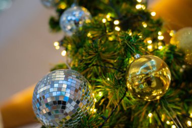 Çam ağacındaki noel balosu süsü arka planda bulanık bokeh kış sezonu mutlu x mas