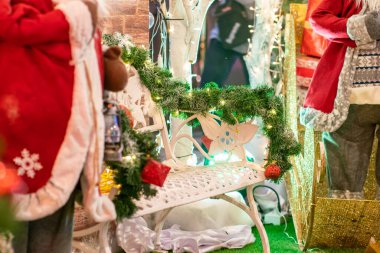 Noel hediye kutuları Noel ağacının yanında. 