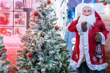 Süslemeli Noel ağacı Gece sahnesi Mutlu Noeller