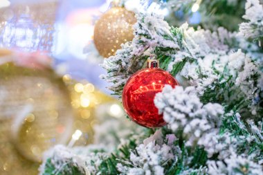 Süslemeli Noel ağacı Gece sahnesi Mutlu Noeller