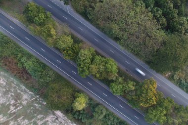 Orman doğa taşımacılığı endüstrisinde aracı olan kırsal taşıma yolu.