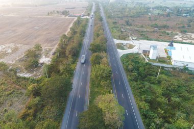 Orman doğa taşımacılığı endüstrisinde aracı olan kırsal taşıma yolu.