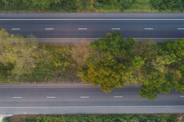 Orman doğa taşımacılığı endüstrisinde aracı olan kırsal taşıma yolu.