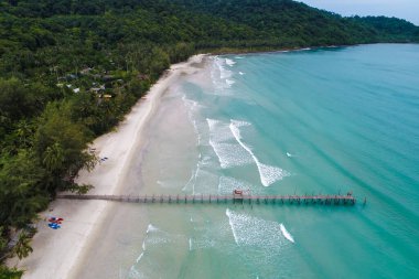 Turkuvaz suyu, yaz tatili konsepti, doğa manzaralı kumsal manzarası.