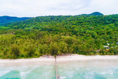 Turkuvaz suyu, yaz tatili konsepti, doğa manzaralı kumsal manzarası.